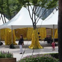 犠牲者慰霊のイエローリボン