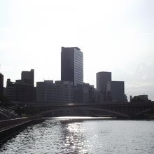川の駅・はちけんや付近からの土佐堀川入口の眺め
