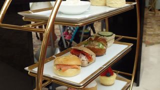 きれいな料理ですが、日本の繊細なケーキに比べるとどうでしょう？