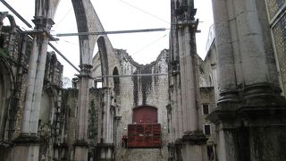 地震の破壊力を物語る。