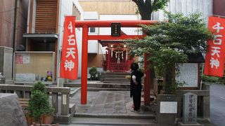 小さな赤い鳥居の神社