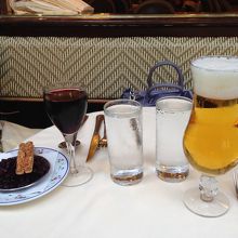 とても喉が渇いたのでビール。お友達はワイン。