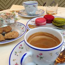 エスプレッソについてきたクッキーがとっても美味しい。