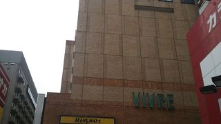 西口の商業施設。