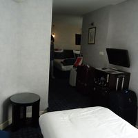 入口入ってエキストラベッド枕元から奥のツインルームを眺めた図