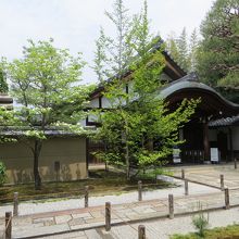 入口への参道。