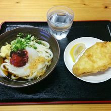 「梅おろしぶっかけうどん」と「さつまいも揚げ」