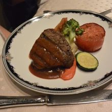 フィレステーキ。ミディアムウェルで、ちょっと不満です