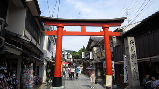 お土産屋さんも多く並ぶ。