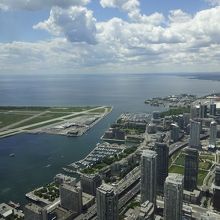 ＣＮタワーの上から。向こうはトロント島。