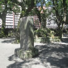 広場中央には、こんな立派な石碑…あれっ、西郷さんのと同じだ！