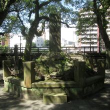 こちらの碑には…