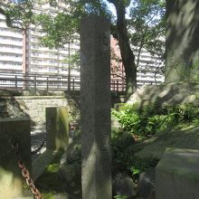 大久保さんの隣りには、次男の「牧野伸顕誕生之地」