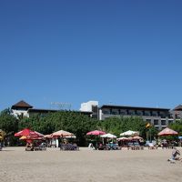 ホテル前の浜辺からのホテル外観