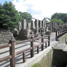 「南洲墓地」の奥に見える屋根が「南洲神社」です