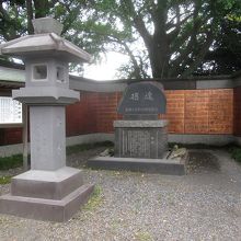 こちらの銅板には、命を落された方々のお名前が記されています