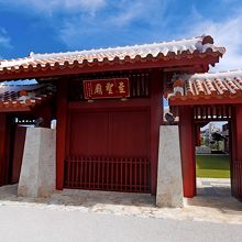 至聖門，右が明倫堂