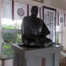 こちらが西郷さんの曾孫西郷隆文さん作の陶製「西郷隆盛像」です