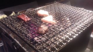 ホルモンの種類が豊富で、落ち着いた証明が良い