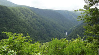 山との調和が綺麗です。