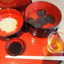 わらび餅です。こんなわらび餅は初めて見ました