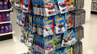 お土産はここで…、滞在中の食料品もここで…何でもそろいます。