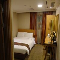 奥の窓はダミー