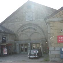 旧渋澤倉庫を利用したカフェ