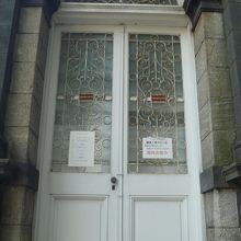 旧日本郵船小樽支社。調査工事の張り紙。ドアが洒落てる。