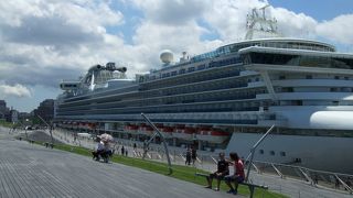 大きな客船や横浜港が一望できる