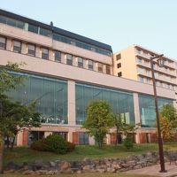 洞爺湖の方から見た外観でガラス張りがレストラン