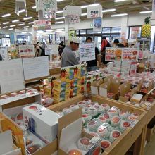 マンゴーは大きさや熟し具合がいろいろ。