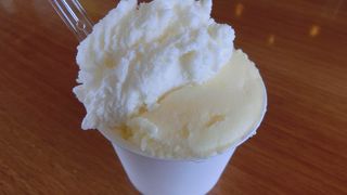 丘の上にぽつんとあります