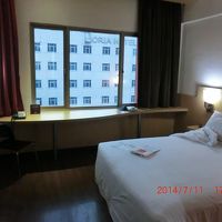 窓が大きいです。隣りもホテルなので着替える時は注意です。