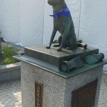 運河プラザ入口にある「消防犬　ぶん公」の碑