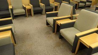 あまり広くはありませんが、フリードリンクを楽しめます