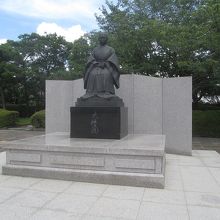 「天璋院篤姫像」です