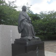 篤姫像の後の屏風には…