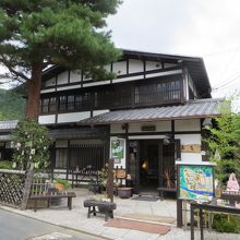 結構大きいお店。この奥が落柿舎。