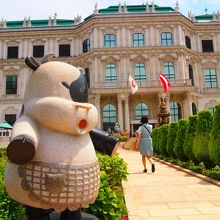 宮殿ですが、日本食研のCMでおなじみの牛バンコがいます