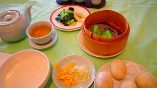 飲茶バイキングでいつも行列してます。　コース料理のレストランは空いてました。