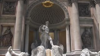 青空の屋根のあるショッピング空間