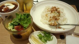 冷たいカレーのセットは、野菜たっぷりでヘルシーです。川崎BE→アトレ川崎に改名してます