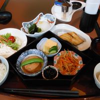 朝食は、和食と洋食が選べます。加えてお惣菜も取り放題