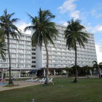 ホテルをビーチ側からのぞむ