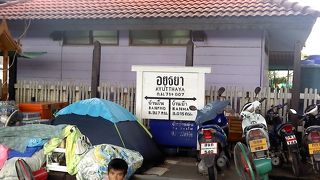 人が線路を渡る