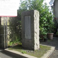 こちらは、ナポリ通り沿いにある碑です