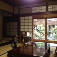 繁華街のど真ん中とは思えないくらい静かで中庭を眺められる