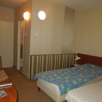 ツインを一人使い。窓が小さく景色は望めなかった。