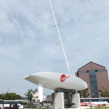 駅前ロータリーの船のモニュメント